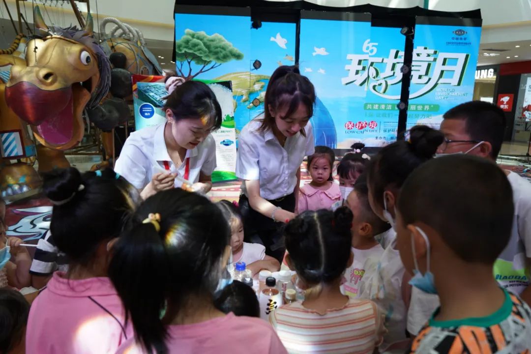 2022年6月3日，東華科技所屬東華天業公司聯合新疆建設兵團第八師石河子市生態環境局在新疆萬達商場舉辦“共建清潔美麗世界”六五環境日公益宣傳活動