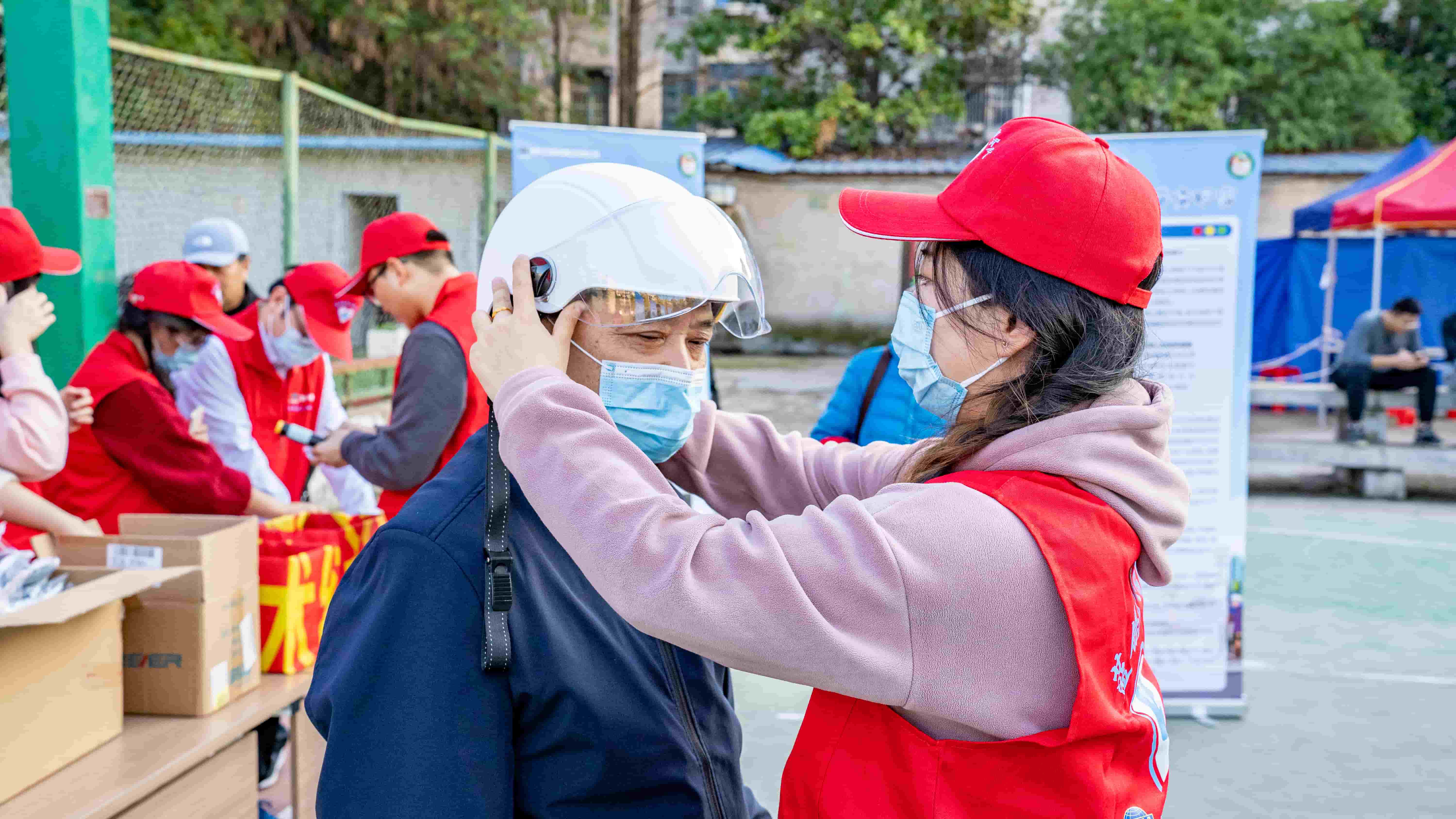 freecompress-2022年12月2日，藍(lán)鴿志愿隊(duì)走進(jìn)社區(qū)開展“文明守法，平安回家”交通安全宣傳活動（1）