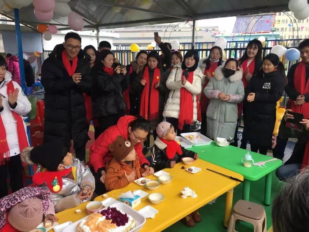 1720598237212 2020年1月13日,志愿服務隊和社會各界愛心人士為“口罩天使們”舉辦集體生日會