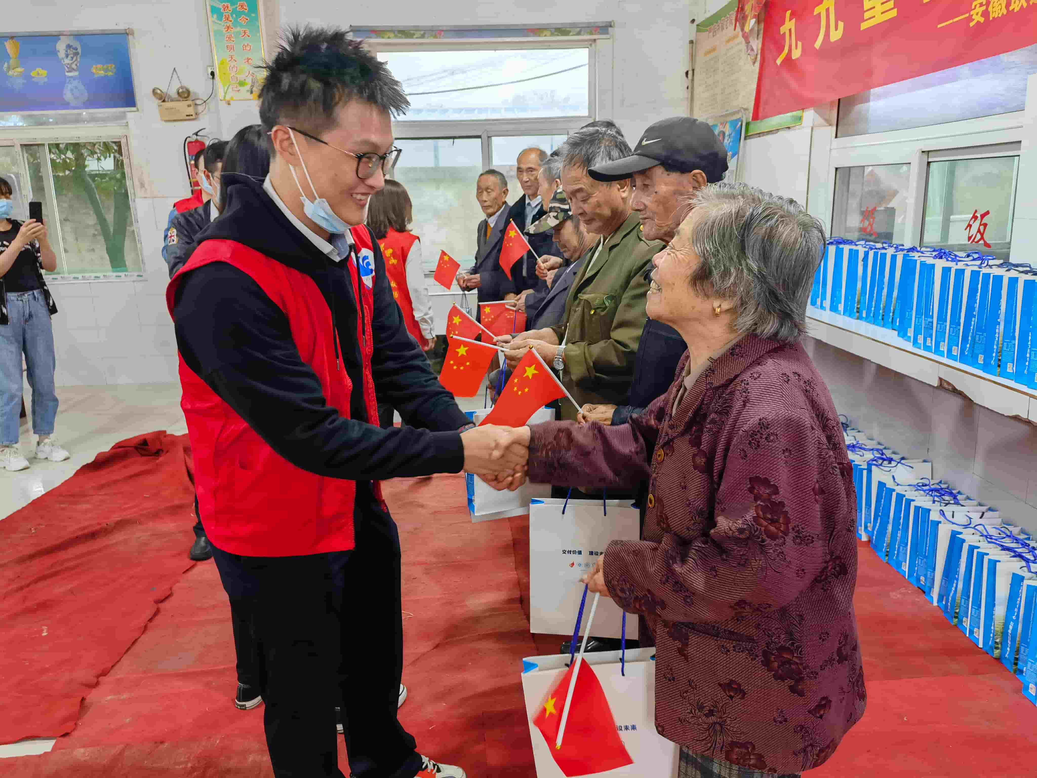 freecompress-2021年10月14日，正值重陽佳節(jié)，服務隊聯(lián)合多家駐皖央企前往肥西縣嚴店鄉(xiāng)五保供養(yǎng)服務中心，開展“九九重陽節(jié)，濃濃敬老情”主題活動。